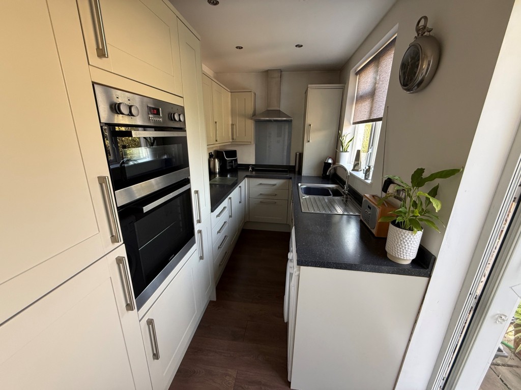 Lot: 1 - GROUND FLOOR TWO-BEDROOM MAISONETTE WITH REAR GARDEN - Modern fitted kitchen with space for washing machine